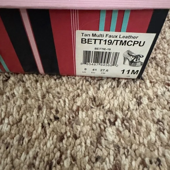 Pinup Couture Black and Tan Heels - Picture 4 of 9